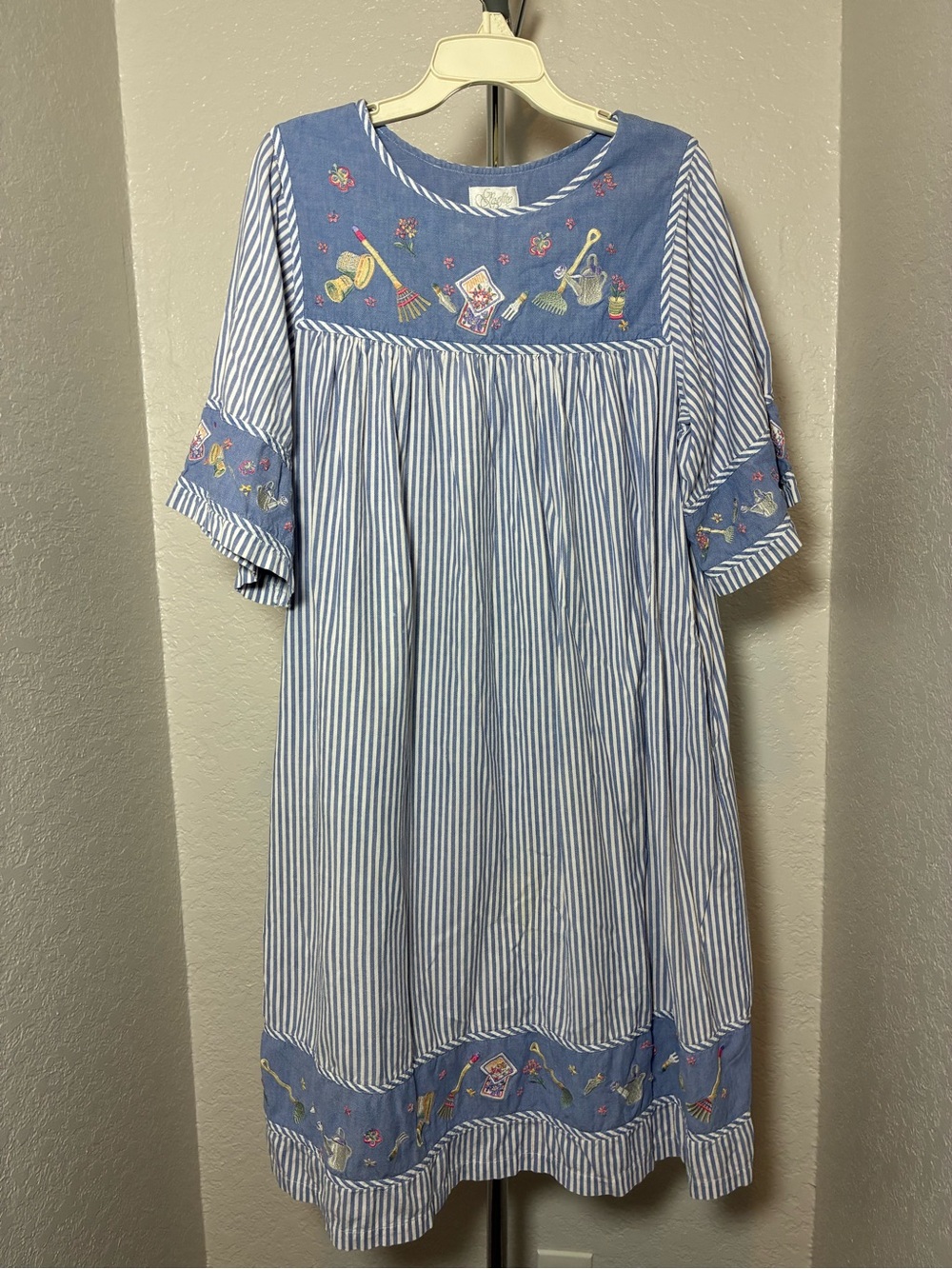 Embroidered Women’s House Dress Blue and White Striped Garden Motifs Nightgown L